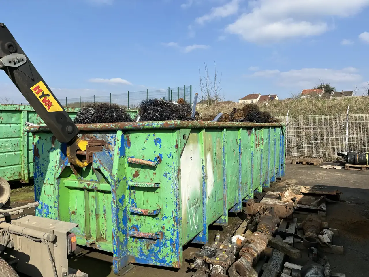 Benne LBK chargée de ferraille par une grue